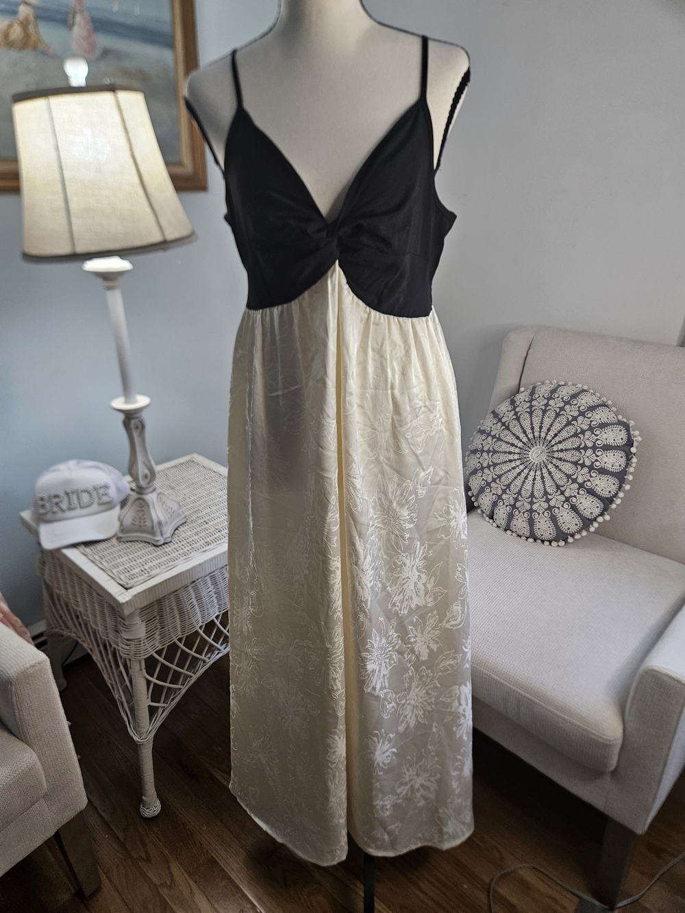 Cupshe Black & Cream Twist-Front Maxi Dress